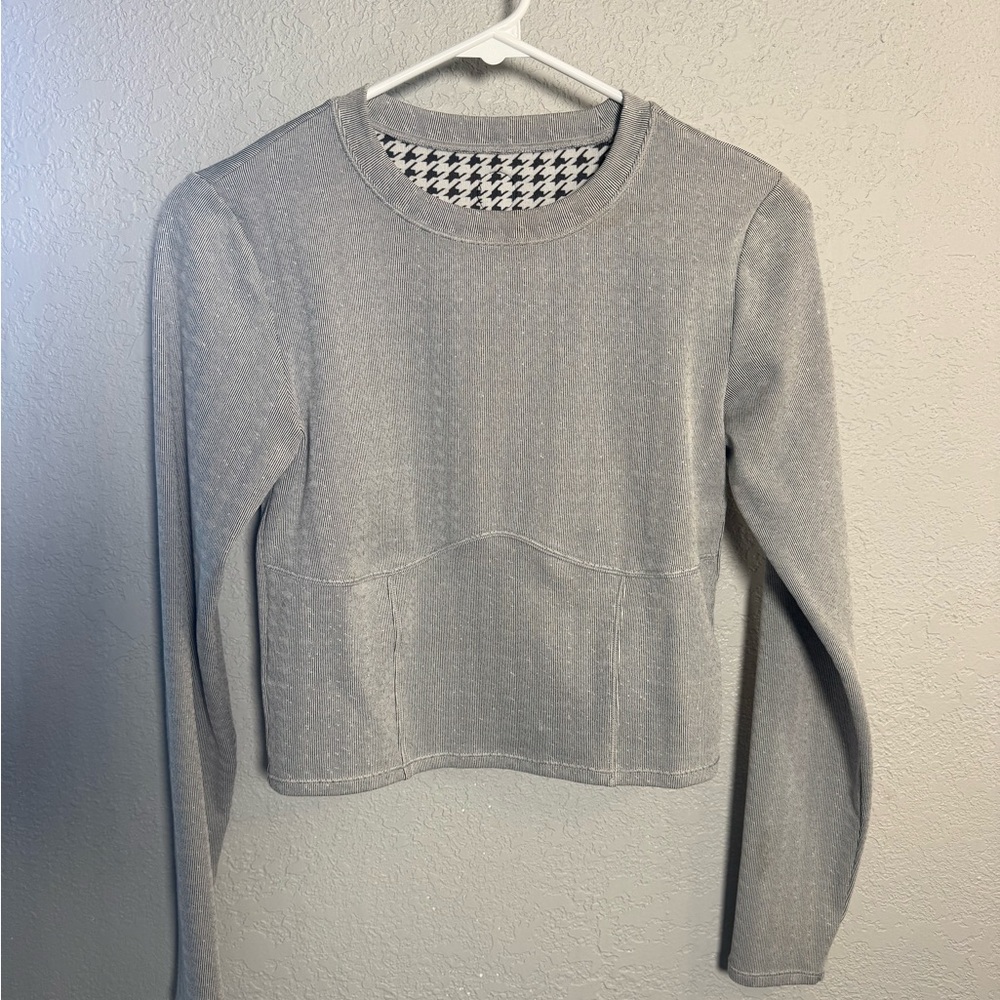 Vuori Light Gray Long Sleeve Women's Top